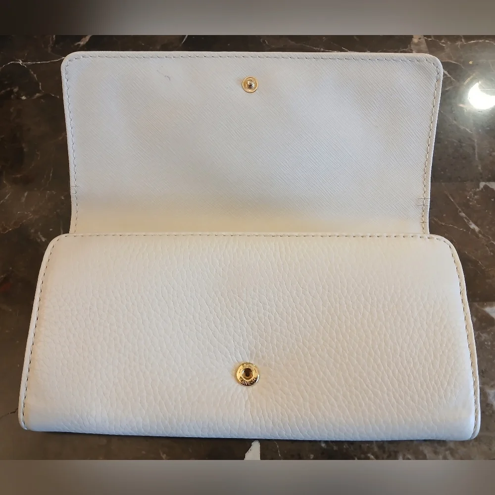 Michael Kors Wallet with Gold Logo - Picture 3 of 16